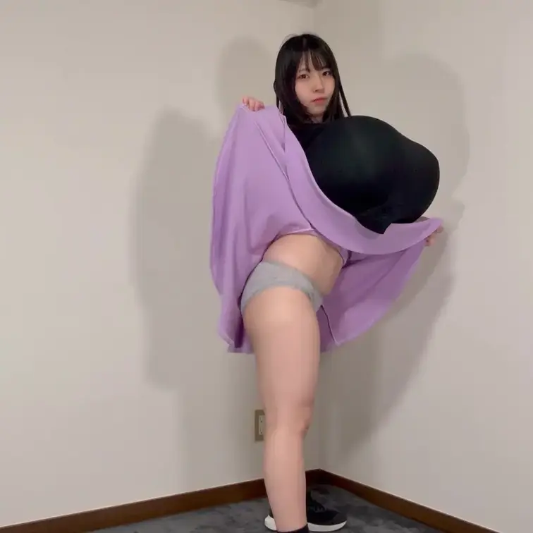 紫のスカートを履いて、黒いシャツを着て、不思議な巨乳ドリンクを飲んで大きなおっぱいのなり、おっぱいを揺らし、スカートの中