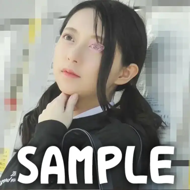 またもや制服バンギャをヤッちゃいました

制服の上からツアーグッズのパーカー着て

ライブハウスの前でうれしそう