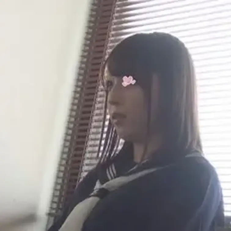 【制服×教育指導】万○きがバレて学校で指導の先生がワイセツなお仕置き①
店から学校に通報があった。
確かに防犯カメラを見るとウチの制服だった。
よくよく画像を見るとどの子か判明した。
さっそく指導室に呼び出し話を聞く。
案の定しらばっくれている。
カメラの映像も残っているし、正直に言わないと辞めてもらわなければいけない…と問い詰める。
すると、ゆっくりと白状してきた。
何故嘘をつくんだ？と追い込み、身の潔白を証明する為に制服を脱ぎなさい‼と。
ためらっている彼女に「退学」の二文字を発する。
ゆっくりリボンに手をかけ下着姿に…。
それではダメだと下着も脱がせてスッポンポンに。
近づきカラダを隅から隅まで調べ上げる。
毛を剃りパイパンだ…けしからん。
触りまくってフタリでお仕置きセックス。
中出しは、まずいので可愛いお顔に大量にぶっかけてやりました（笑）
収録時間/44:51

【注意事項】
※出演者は１８歳以上であることを身分証で確認しております。
※法律や条例に違反することは一切行っておりません。
※本作品は、公開する事を目的に作られたオリジナル動画です。
※二次使用、譲渡、転載、転売等は禁止します。 (1/2)