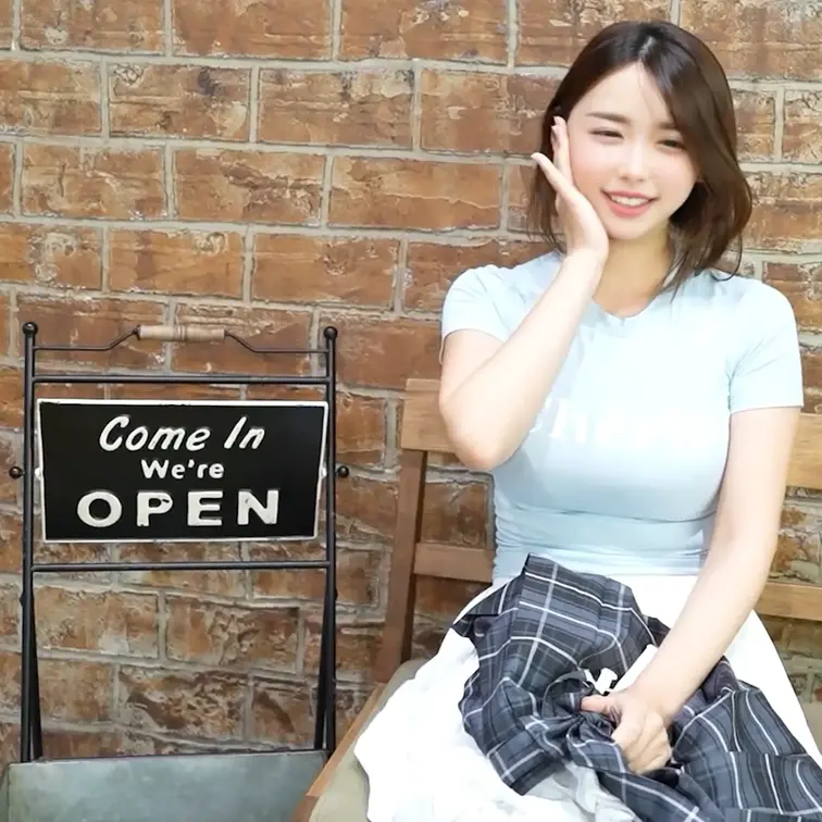 初めに右側の「いいね♡」を押してから見てもらえたら嬉しいです🐰

こちらは初めて写真集を撮影する直前に撮った動画にな