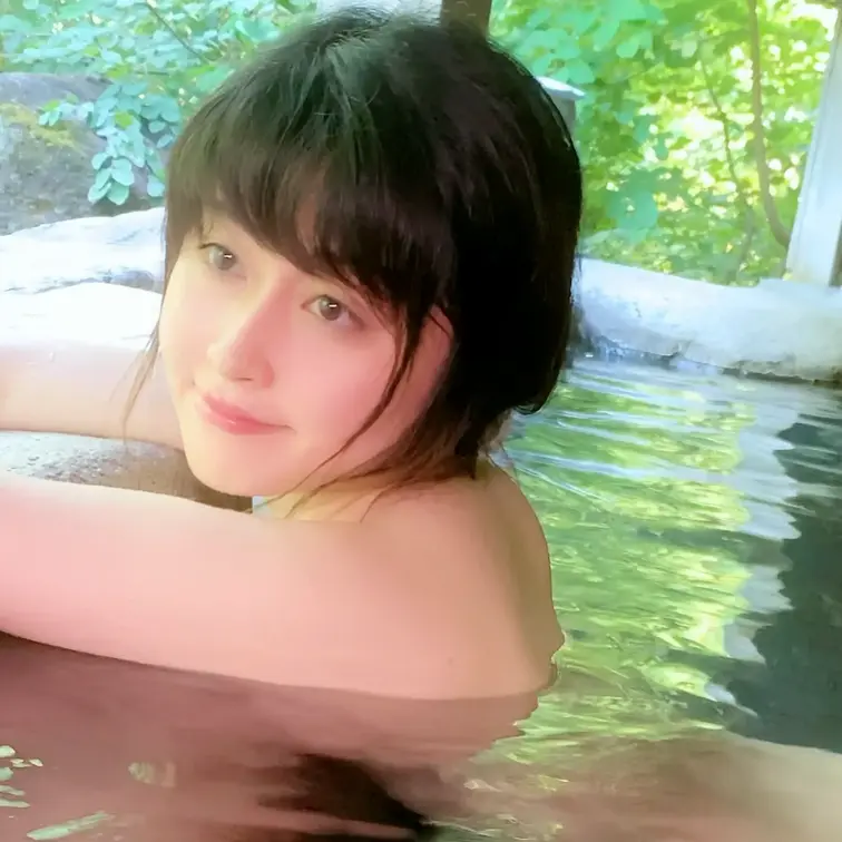 滝が見える温泉でリラックス♨️😊