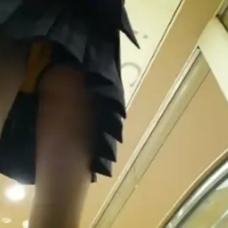   【119人目】　ムチ尻青チェ1人顔出しなし

生パンムチムチ尻でしこれます

タグ パンチラ　ミニスカ　お尻