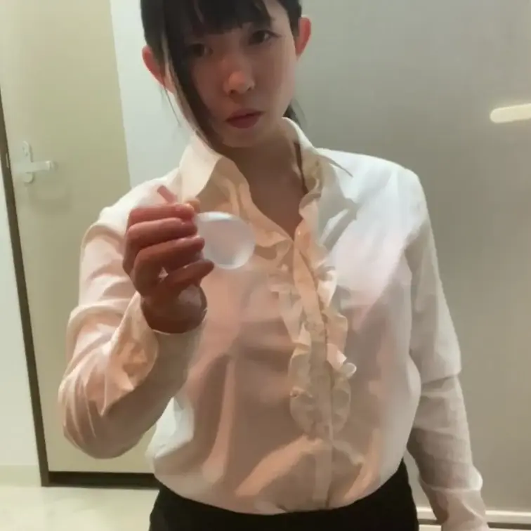 貴方(ご主人様)と同棲しています。
おしっこを我慢して帰宅したまこが適当なお辞儀だったので怒られます。
まこはトイレ