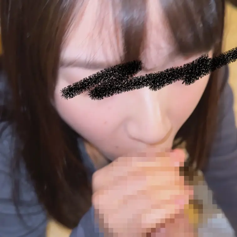 欲求不満な人妻セフレは旦那の留守中に僕を自宅に誘い込むと、性欲が溜まっていたのか、さっそく僕のパンツを下げてチンポを咥えこんで激しくピストンしてくれました。何度もイキそうになるの耐え抜きました。
前回投稿でローアングルのエロいフェラもアップしてありますので、よろしかったら合わせてご覧ください。