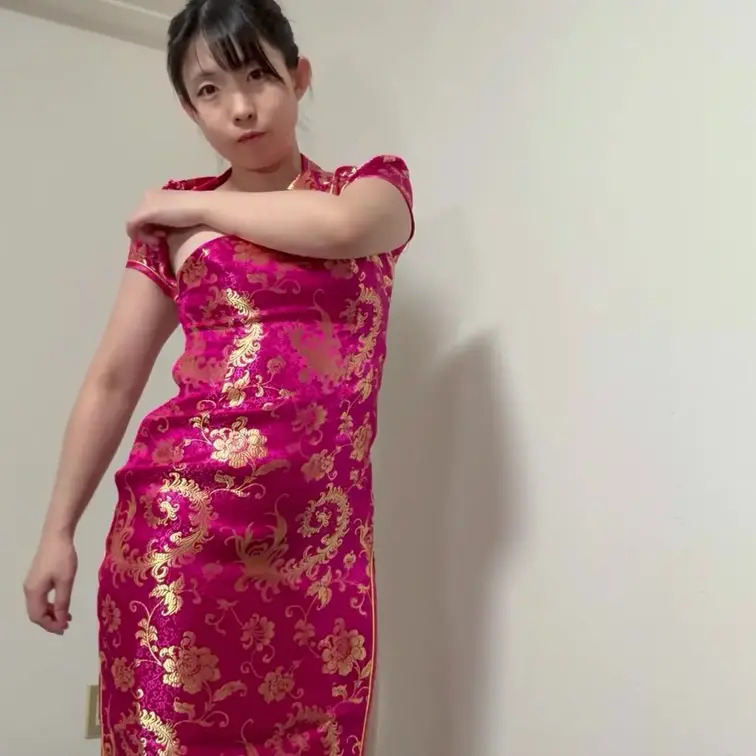 チャイナドレスを着て、弁当をマ◯コにいれます。
ウェットアンドメッシー？なのかな？？