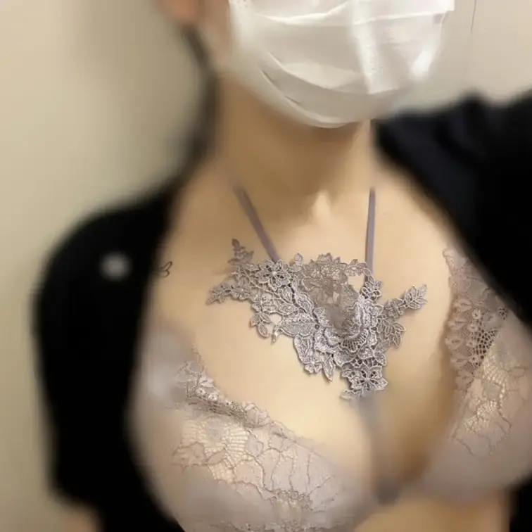 仕事の休憩中に二穴オナニーしちゃいました🫣🤍
イク瞬間に膣圧でお尻に入れたおもちゃ抜けちゃいました。ごめんなさい🥺