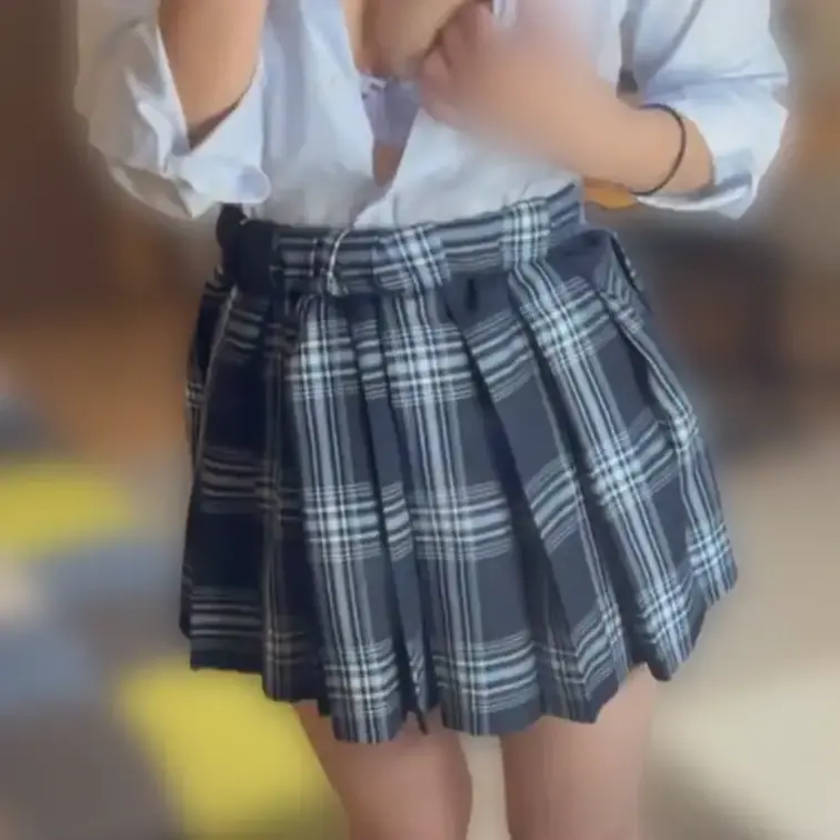 MyFansのえちえちプラン加入者限定で
4/28(火)に恥ずかしいけど
制服姿であそこに入れながら使う吸引おもちゃ