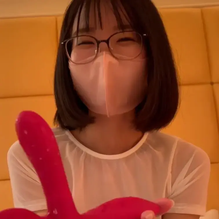 久しぶりのおもちゃレビュー❣️第５弾！？笑
珍しくお喋りしてます🐣🫶

手放しで使える自由騎乗ディルドで安定感があっていっぱい動いても大丈夫だった🙈💓　

でも自動でピストンしてくれるから、最後は奥まで挿れて押し付けたらあっという間にイっちゃった❤️

女の子のひとりえっちにとってもおすすめだと思います🥰 (1/2)