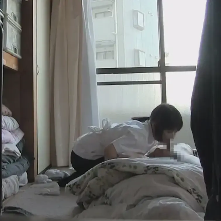 これは手足を骨折した男性が自宅に訪問看護士を呼んだ時の実録映像です。訪問看護士の仕事は主に患者に食事を与えらることと、身