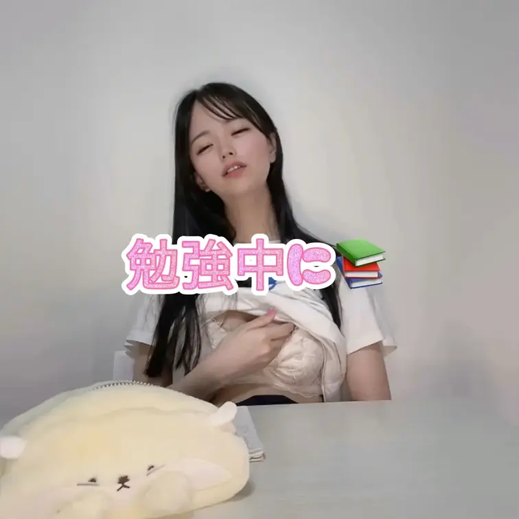 今日、自習中だったんだけど……
静かすぎて、逆にムラムラしてきちゃって……

机の下で、こっそり擦ってたの。
