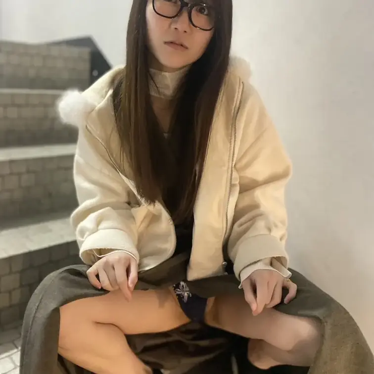 恥ずかしい場所で③ 非常階段でパンツを見せます…