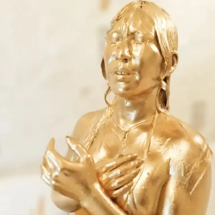 金粉アート、金ピカで綺麗よね。実は彼女は、、！？超せくちぃ〜😆😆

金のお〜ちり〜🍑ほんまめっちゃプリッてしてて綺麗なんだなあ。輝いているぜ！！😆😆

金粉を浴びる綺麗なお兄さん！？🥰🥰頭から顔、体へと垂れ流れる金ピカの液体がより一層えちえちしい〜😆😆

ネル観音ご開帳！！巷では壁紙にすると特に恋愛運、仕事運、金運などの運気がアップすると言われているらしいです！！皆に幸せを届けてくれます。て知らんけど😆😆

綺麗なパンパンに張ったお◯ぱい！😄😄実はこのモデルさんは◯◯なんです！😆😆

パンパンに張ったお◯ぱいとギンギンに立ったおち◯んぽ付いてるてある意味何か超越感があるのは吾輩だけか？

金のお◯ぱいと金のおち◯んぽ、、う〜ん言葉では言い表せないエロさがあるよね。

金のニュー◯ーフのおちり！これから何かをしようとしています。ヒントは前のポストで持ってた液体です😆😆　

金粉を頭からぶっ掛ける！！金髪より金髪だぜ！！だって金粉だから！！

輝く金の体でのオ◯ニーはまた違う感覚で快感が押し寄せて来るのかも知れないよね😆😆