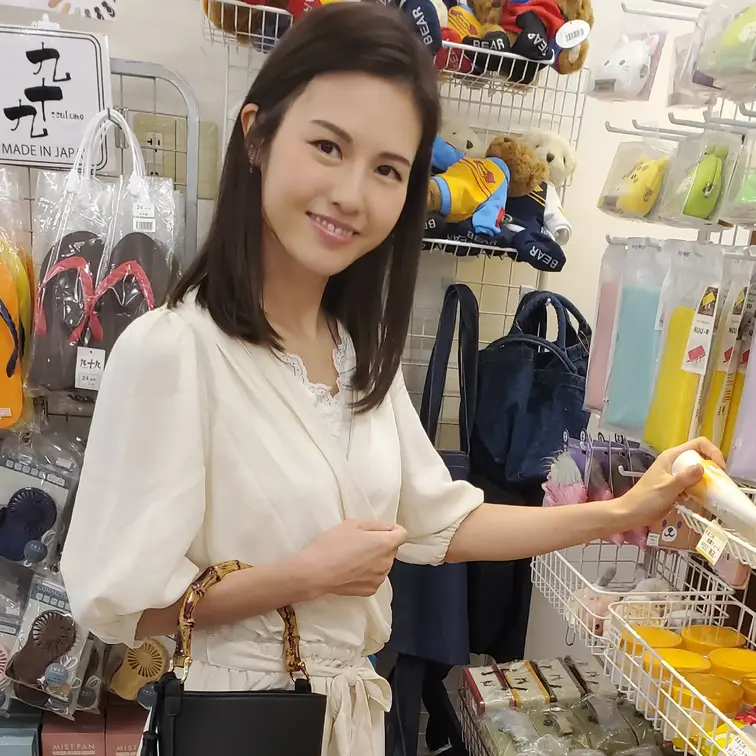 芯の強い性格で、普段は笑顔がとても可愛い女性。
その美形な顔立ちで、若い頃は相当モテたと言う。
友人の紹介で知り合っ