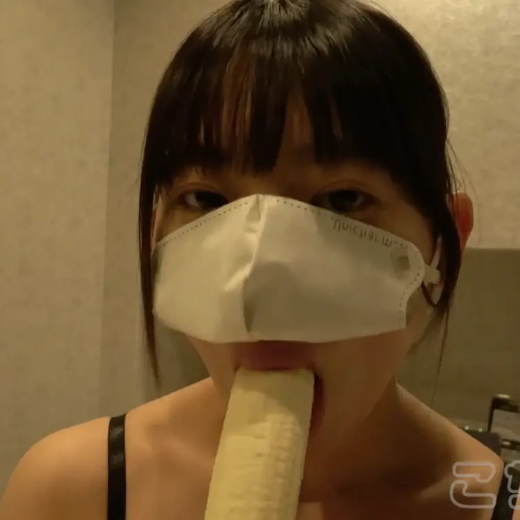 「バナナ舐めからのサテン手袋でのM男くすぐり　くすぐり個撮に来た女子大生 さなえ⑧」【こちょぐり】

「バナナ舐めか