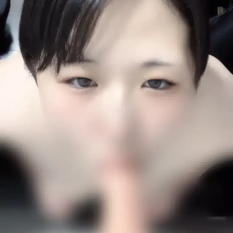 全裸で乳首弄りながらイラマしてる動画