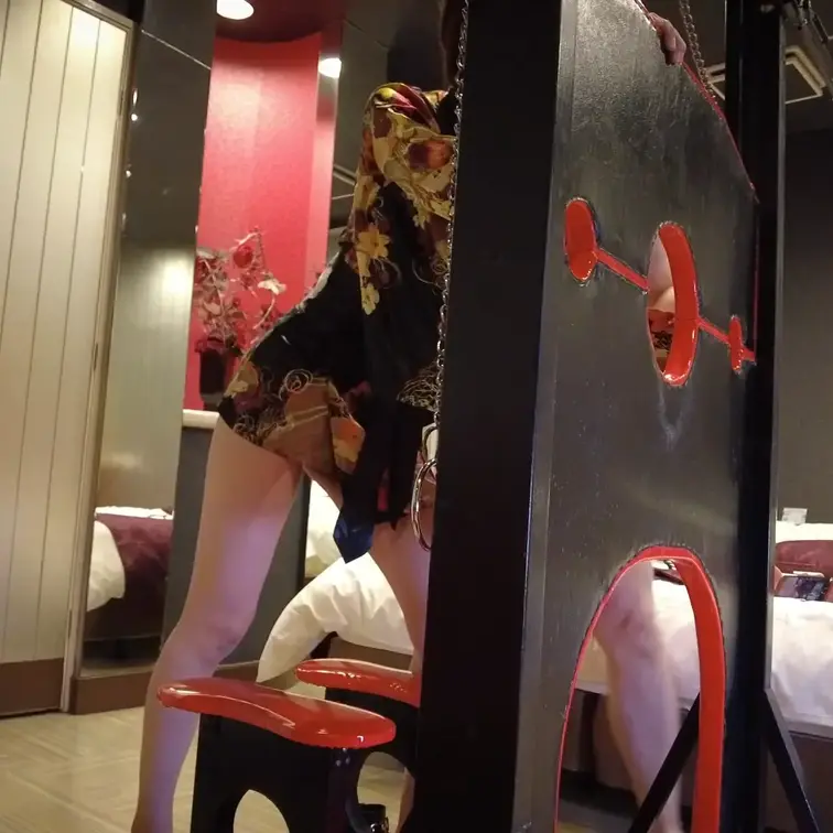 ドすけべ浴衣美女のバックハメ撮り！パイパン＆尻穴丸見えローアングル

夏の夜、浴衣に身を包んだパイパン美女が艶やかな