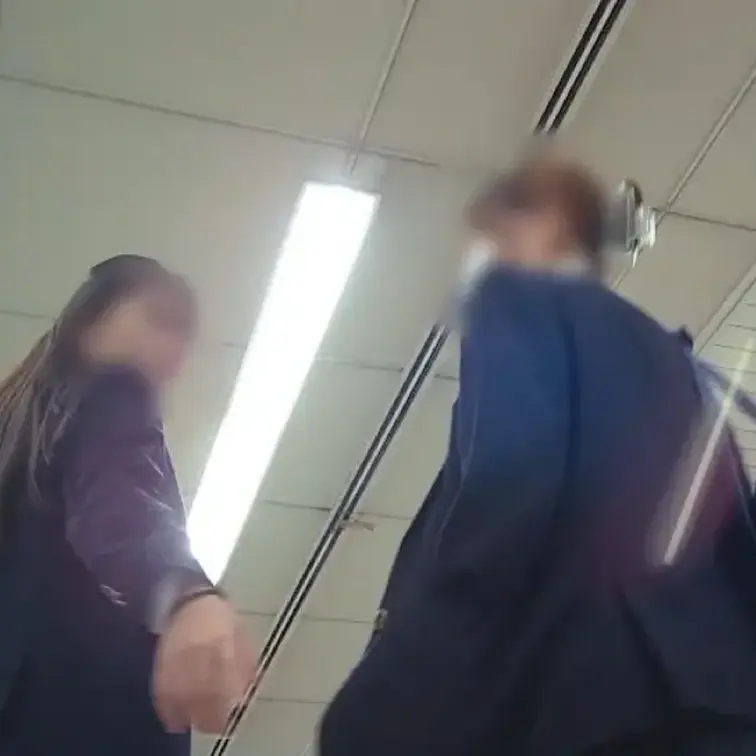撮ってしまった13　カメラを覗かれ当人バレ

黒髪ロングでスタイル抜群なミニスカKと小柄で大人しそうなミニスカKを発