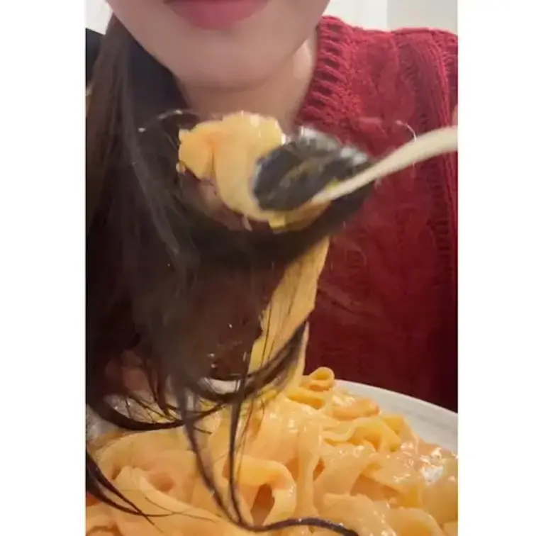 【大好評の食べるシリーズ🌸】
クリームパスタに髪を入れて、麺と一緒にフォークで巻いて食べる動画✨（音声付き、声ちょーか
