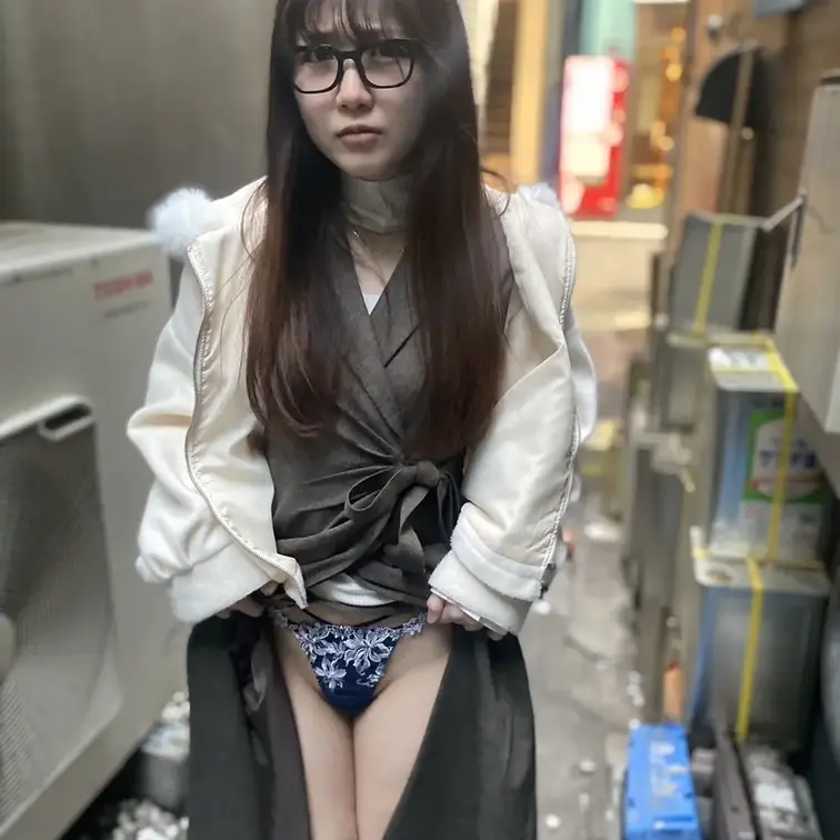 恥ずかしい場所で① 路地裏でパンツを見せます…