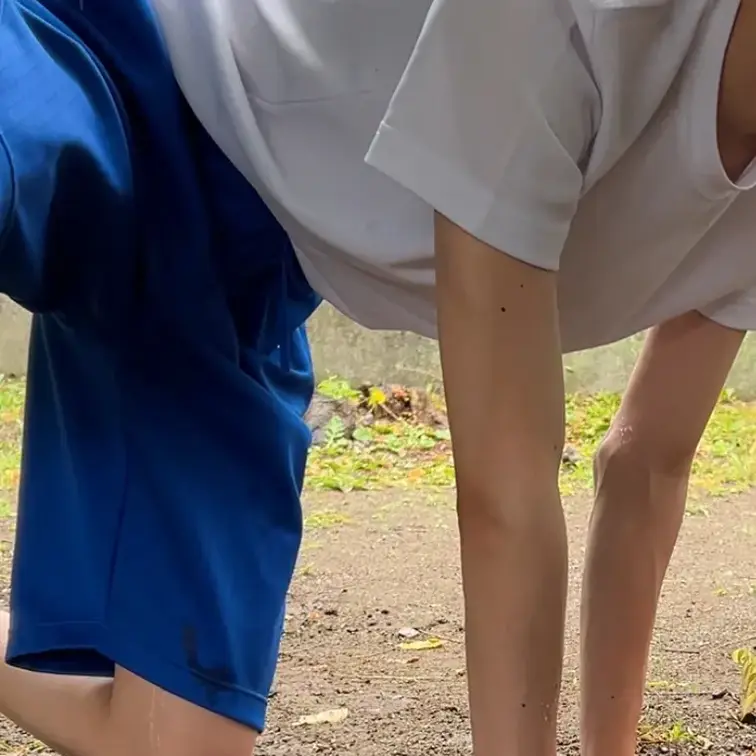 部活おわり。先輩命令で公園で犬ションさせられる子