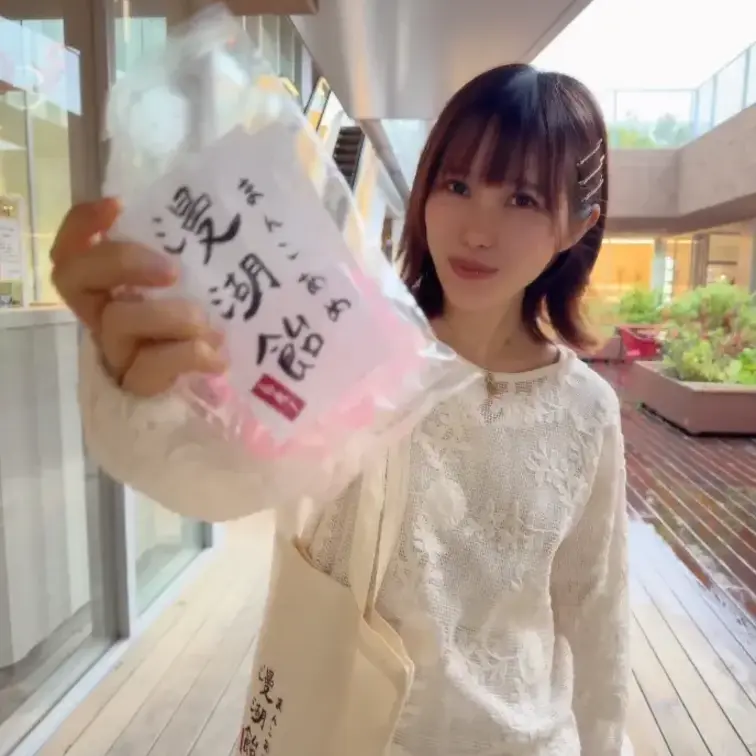 まんこ飴なるものをゲットしたので
実際にまんこと舐め比べてみようと思います...(,,> <,,)
どうなってしまう