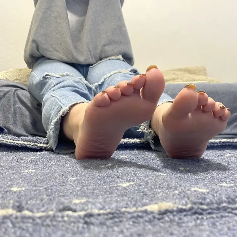 21歳の女子大学生に顔を踏んでもらった動画と足のドアップの動画です！

普段から風呂キャンをしてしまうこともしばしば