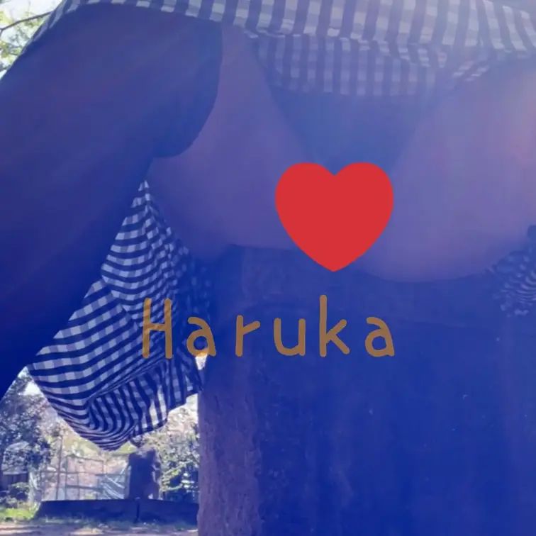 公園でお花見してる人の近くで気付かれないようにノーパンでオシ◯コ♡(^^)
ご年配のお姉さまがこちらに気づいてチラチラ