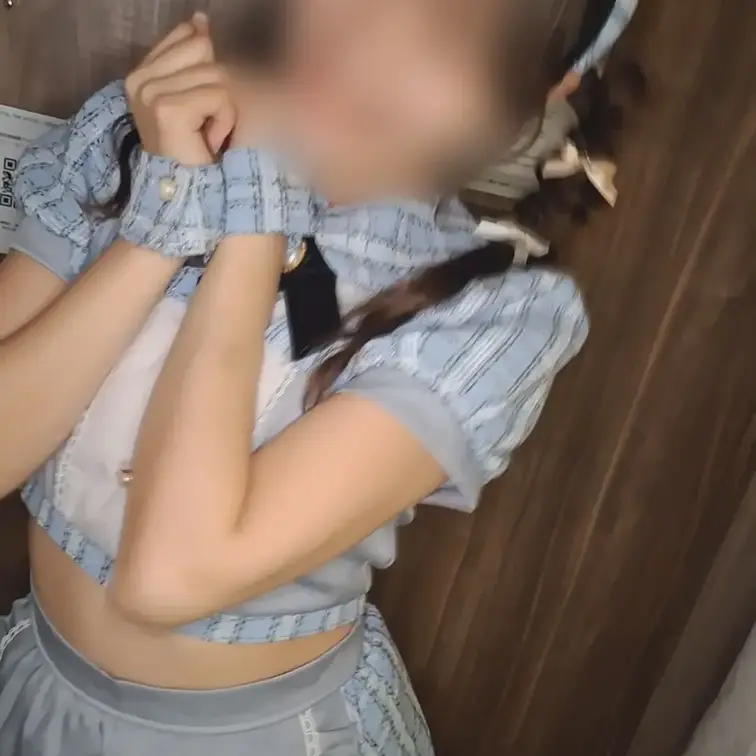 ライブ終わりに衣装のままノーブラTバックで駆けつけてくれた健気な変態アイドル。
頑張ったご褒美にチ○ポしゃぶらせて、そ