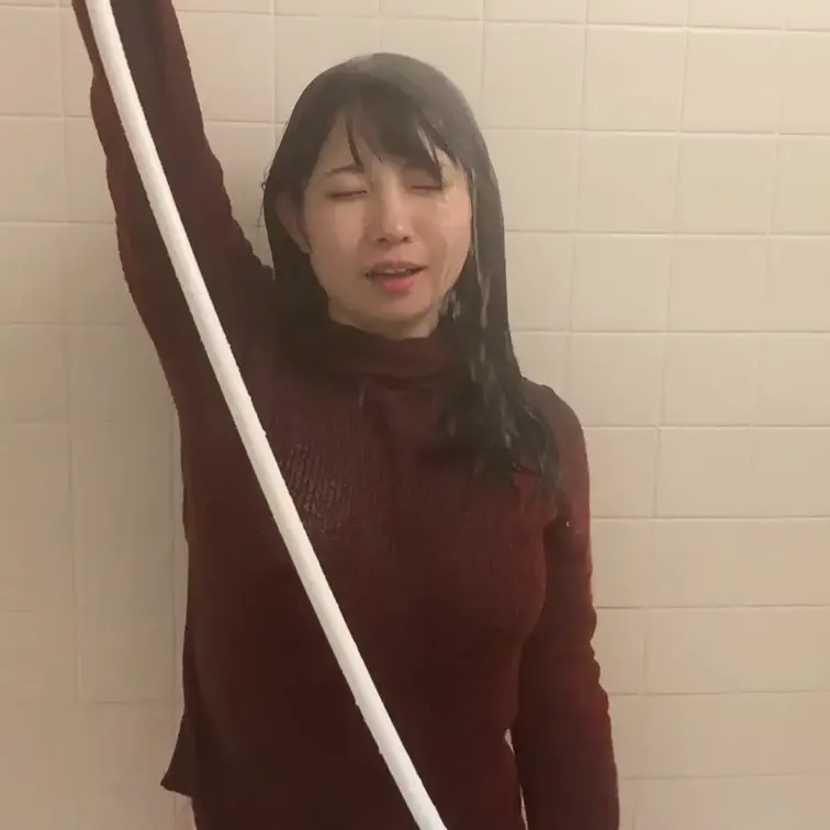 タートルネックのセーターを着たままシャワーを浴びます。