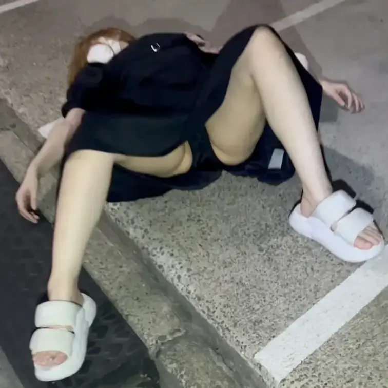 【貧乏人の執念 渋谷 ボブカットのFカップ巨乳 真っピンク美乳首】

多くの人々が楽しげに夜の渋谷で遊ぶ中

懸