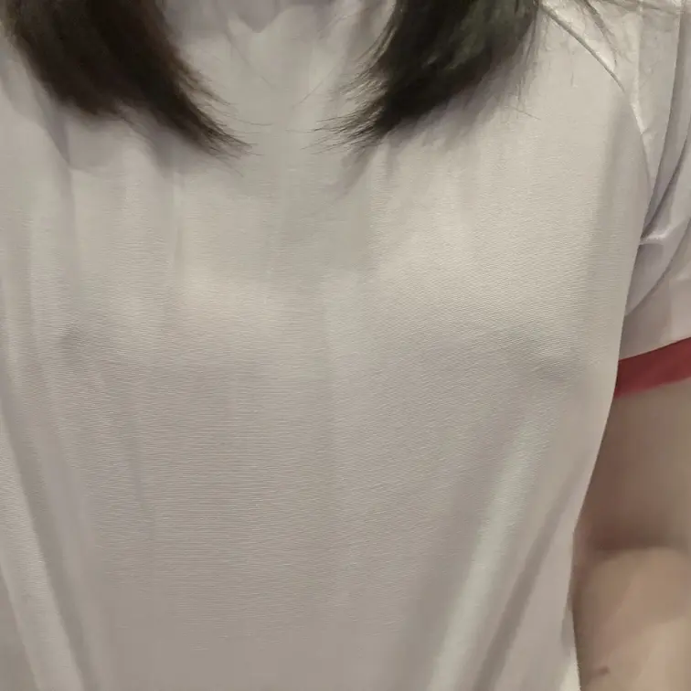 浮き出てないかな⋯♡体操服着てみたよ！一緒に運動しよ？♡