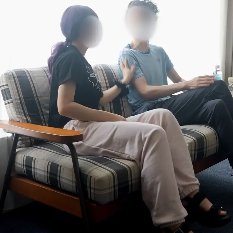 人見知りの21歳がバイト先の店長連れて来て、中出し懇願(56分)

いつも僕の動画を見て、おかずにしていた21歳の子。
会いたいけど、一人で来るのが不安でセフレ(バイト先の店長)と一緒に来てくれました。

人見知りでうまく話せず、店長さんに彼女のことを聞きながら、３人で話しました。

ディルドを使って毎日オナニーするみたいだけど、僕とのエッチを楽しむために、大好きなオナニーを我慢してきてくれました。
でもどうしても我慢できなくなり、、店長と前日にエッチしてしまったそう。

いつもしているディルドオナニーを見せてくれたのですが、白目をむき出しにして、アへ顔しながら絶頂する姿は圧巻でした。

性欲旺盛だけど、恥ずかしくて思ったことを上手に伝えられない様子でしたが
「中出しされたい」という願望は教えてくれました。

過去に一度だけ中出しされたことがあって、それが一番気持ちよかったそうで、「もう一度あの快感を味わいたい」と懇願されたので、おもいっきり中に出したら、絶叫しながら快感をかみしめて、満足そうに喜んでくれました。