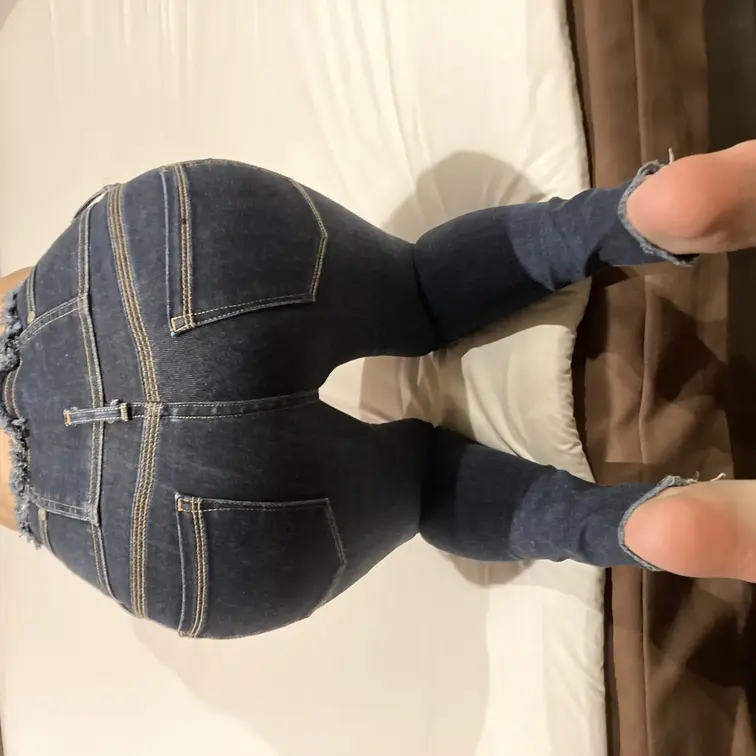 渋谷でナンパしたハイウエストスキニーが似合いすぎる美女とホテルイン！！
この動画ではスキニーに穴を開けて手マン+挿入ま