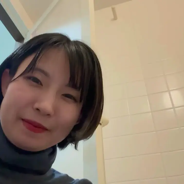 まこのおしっこ集です。なぜか笑顔😂
ジム着やハイネックなどいろんな服で撮ってます。