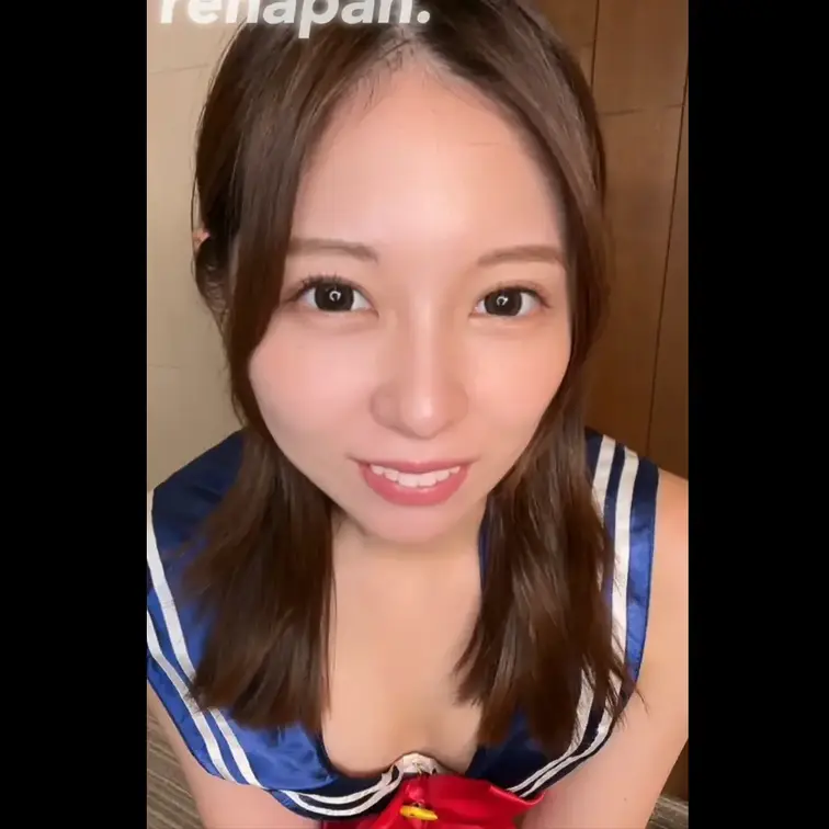 裸セーラー　正面フェラ