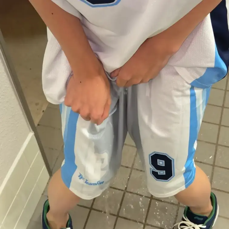 体育館のトイレ空いてなかったから外のトイレを使おうとしたら先輩に待ち伏せされてて、その場でおしっこ漏らしちゃう後輩くん。