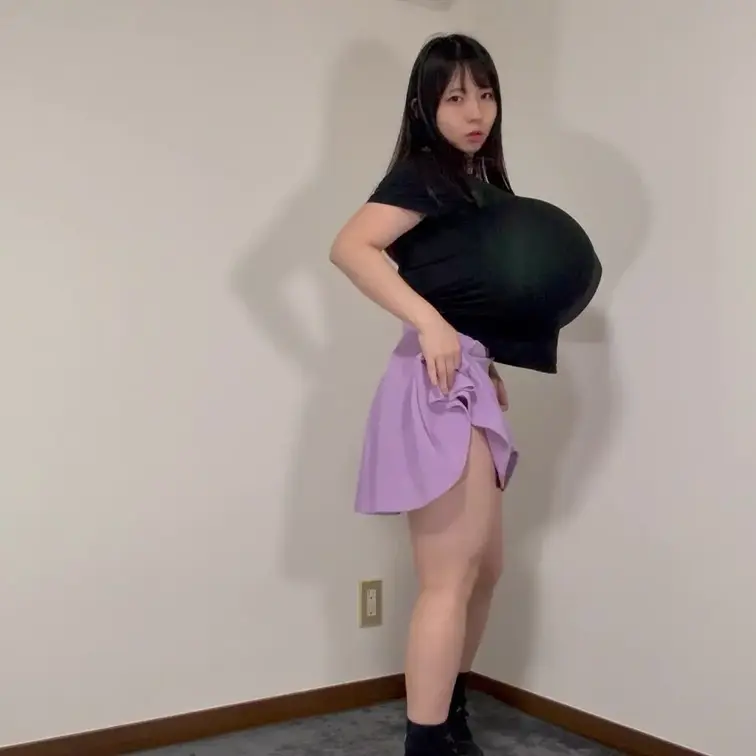 まこの胸が突然大きく。可愛い紫のスカートでグラビア風に見せてます。