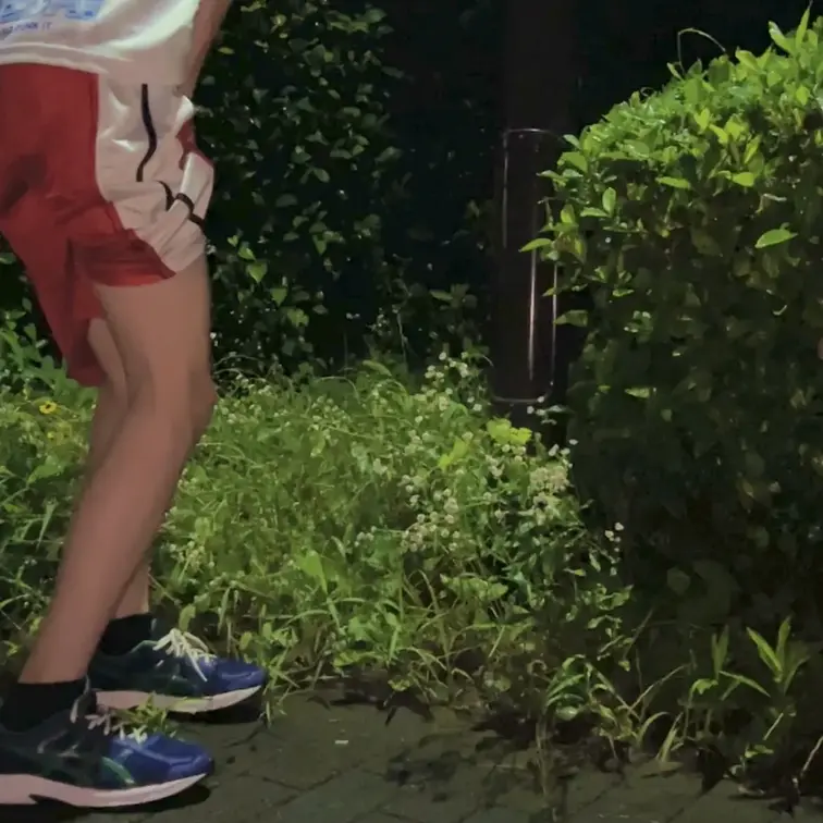 夜のランニング中におしっこすごくしたくて、バスパン濡らしたくないから途中でやっちゃったバスケ部の子