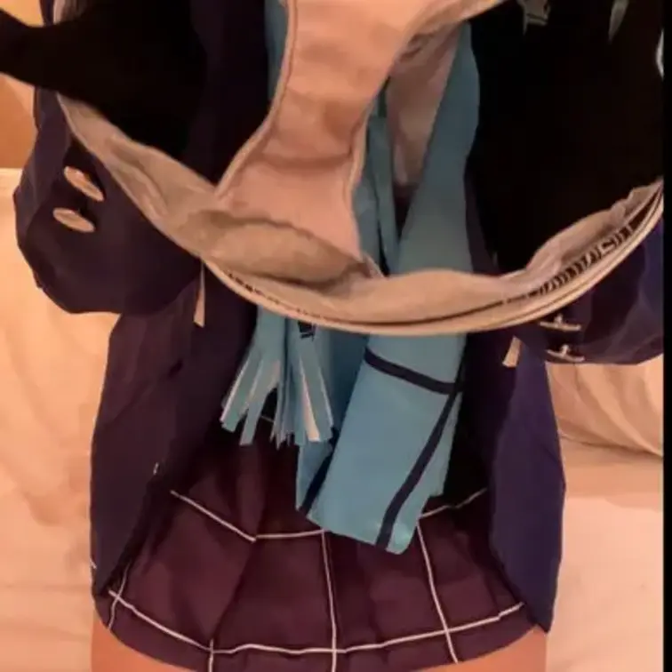 ブルア〇のsrk🐺ちゃんが
先生に見せつけひとりえっちしたりしてます！

パンツあやとりから始まり
電マでくりいじりして！
とろとろになったおま〇こに
ウーマナイザーを挿入して
先生のことを忘れて一人で絶頂している動画です！よろしくお願いします！