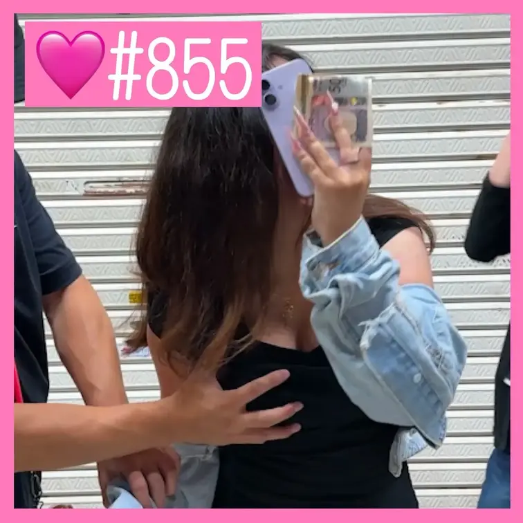 よるび🌙夜の美女図鑑🩷の公開動画: 【ガチ素人】巨乳美女のおっぱいを路上で揉みまくるww【おっぱい大作戦🩷#855】