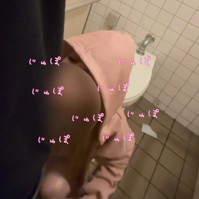 野外トイレで生フェラ、バックで突かれて最後はイラマフェラ口内射精💜