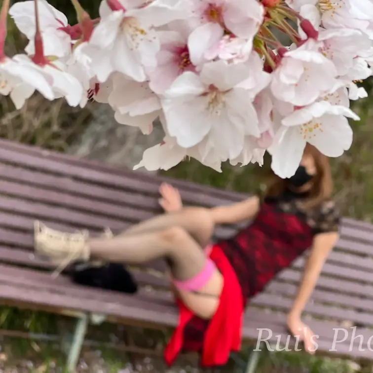 チャイナコスの下にガーターを付けてお花見に行きました❤️
セクシーポーズで撮った写真を見て貰えたら嬉しいです！
Se