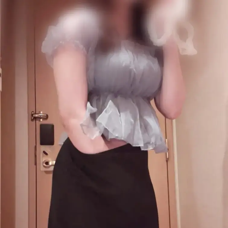 ホテルのベッドの上だけでは物足りなかったので、ドアの前で声我慢しながらパンツクンクンおなにーしました🤭🩷🩷