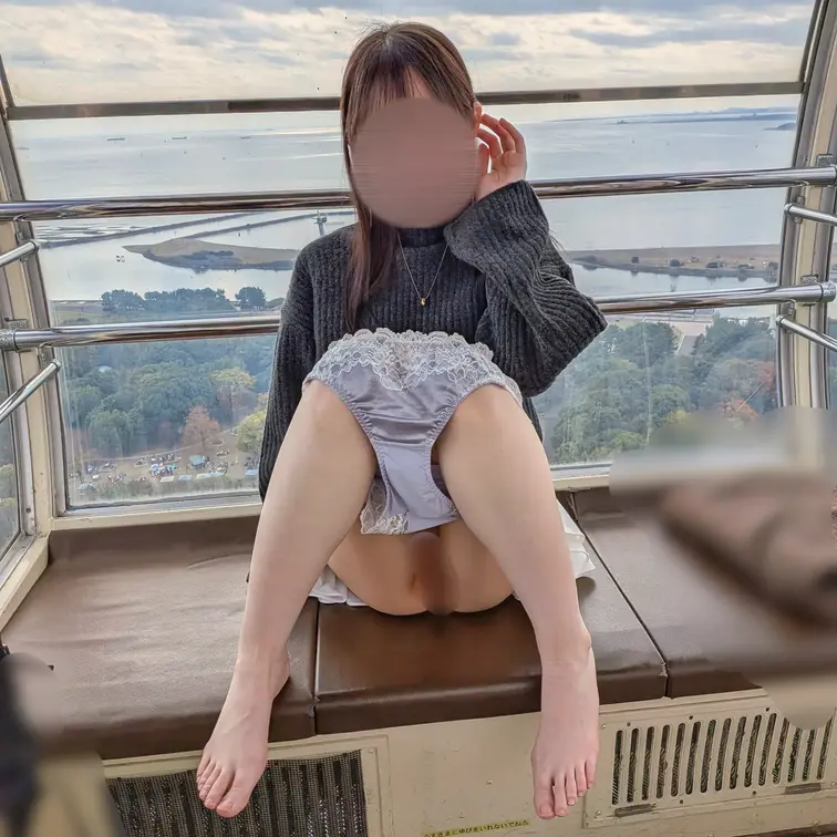 某観覧車にて。
彼女の方から我慢できずタイツとパンツを脱ぎ出す始末。
背面座位で挿入。見られるかもと言う緊張感から数