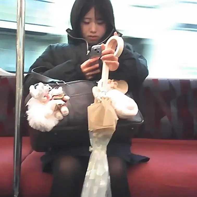 街で見かけた魅力的な女性たちを、それぞれ異なる雰囲気で収録した映像作品です。
今回は3名の女性が登場し、ファッションや歩き方、シルエットの違いを楽しめる内容となっています。

1人目は、黒タイツが印象的なスレンダー美女。
落ち着いた雰囲気の中にも洗練された魅力があり、タイトなシルエットと黒タイツの組み合わせが美しいボディーラインを引き立てています。歩くたびに見える自然な脚のラインや後ろ姿も印象的です。

2人目は、ミニスカートが非常によく似合うモデル体型の美女。
コンパクトな丈感のコーディネートがスタイルの良さを際立たせ、街中でも目を引く存在感。自然な歩行シーンを中心に、シンプルながらも華やかな雰囲気を丁寧に収録しています。角度によって変わるシルエットの美しさも見どころです。

3人目は、黒タイツ姿でスニーカーからヒールへ履き替えるレアなシーンを収録。
普段なかなか見ることのできない自然な仕草や動きが魅力的で、履き替えによって変化するシルエットや雰囲気の違いも楽しめます。ヒール着用後は歩き方やスタイルの印象も変わり、より大人っぽい雰囲気に仕上がっています。

全体を通して歩行シーンを中心に構成しており、通常カットに加えて寄りのカットも収録。
自然な動きの中で生まれるスタイルの変化やシルエットの美しさを、じっくり楽しめる内容となっています。スロー再生では、細かな動きや雰囲気の変化もより魅力的に感じられる作品です。