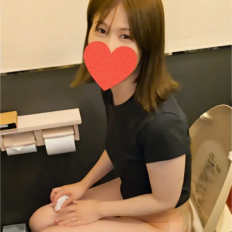 【すっぴん美人な人妻×おしがま】
お友達のうちにお泊まり後すっぴんのまま会いに来た人妻。
オシッコ我慢しててホテル着