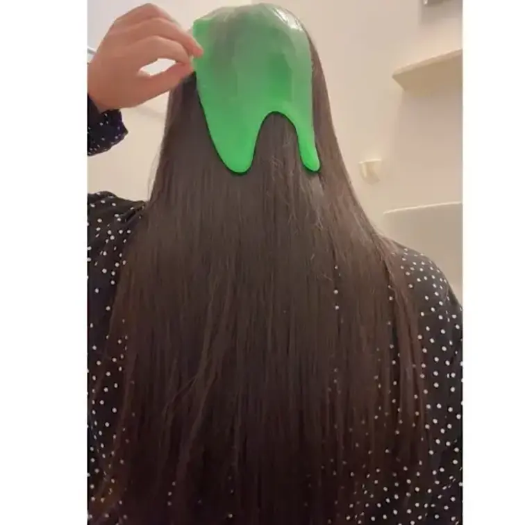 サラサラのロングヘアにスライムをべったりつける動画です！
スライムを取るのに1時間以上かかったみたいで、最初で最後かも