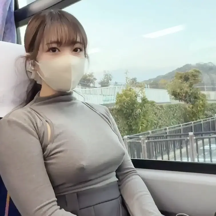 右側にある"いいね"を押してから見てください！
すずのこと応援してくれる人はもちろんブックマークも押してくれるよね？