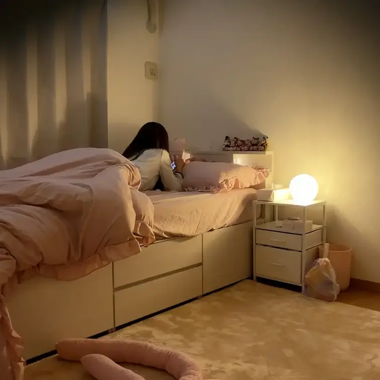 初めてクソガキの部屋でヤった…。ザッ女の子の部屋って感じでまじで興奮した。射精…