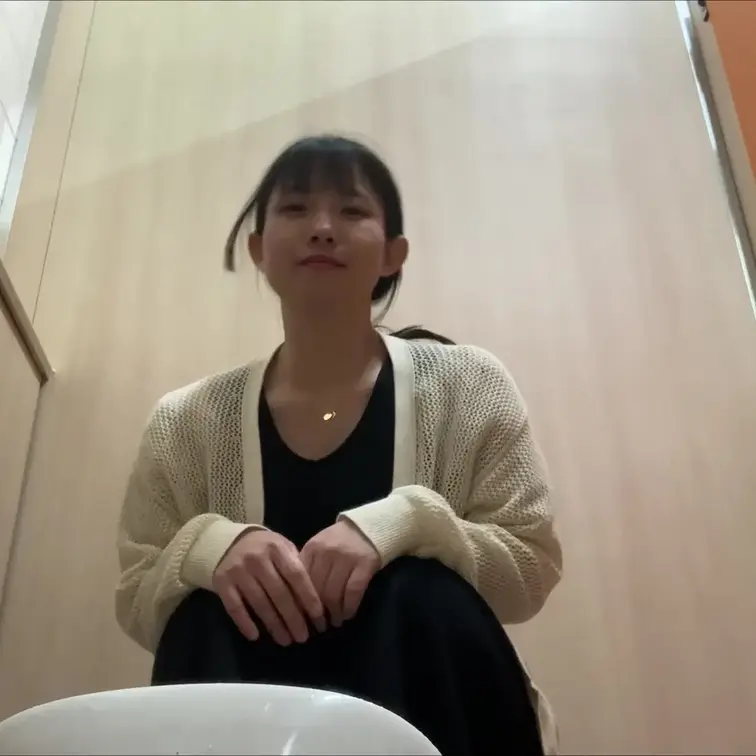まこのおしっこ集です。
水着でおしっこもしてます。